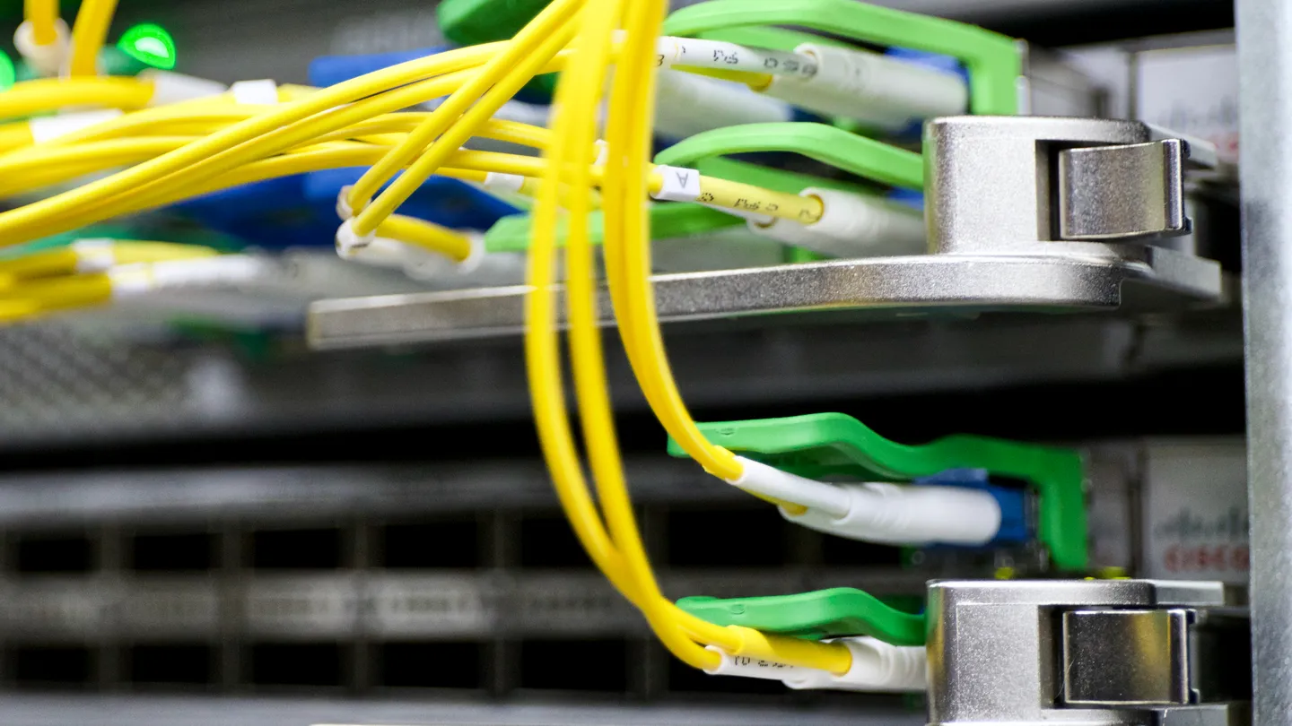 Jarretières optiques dans une baie du datacenter