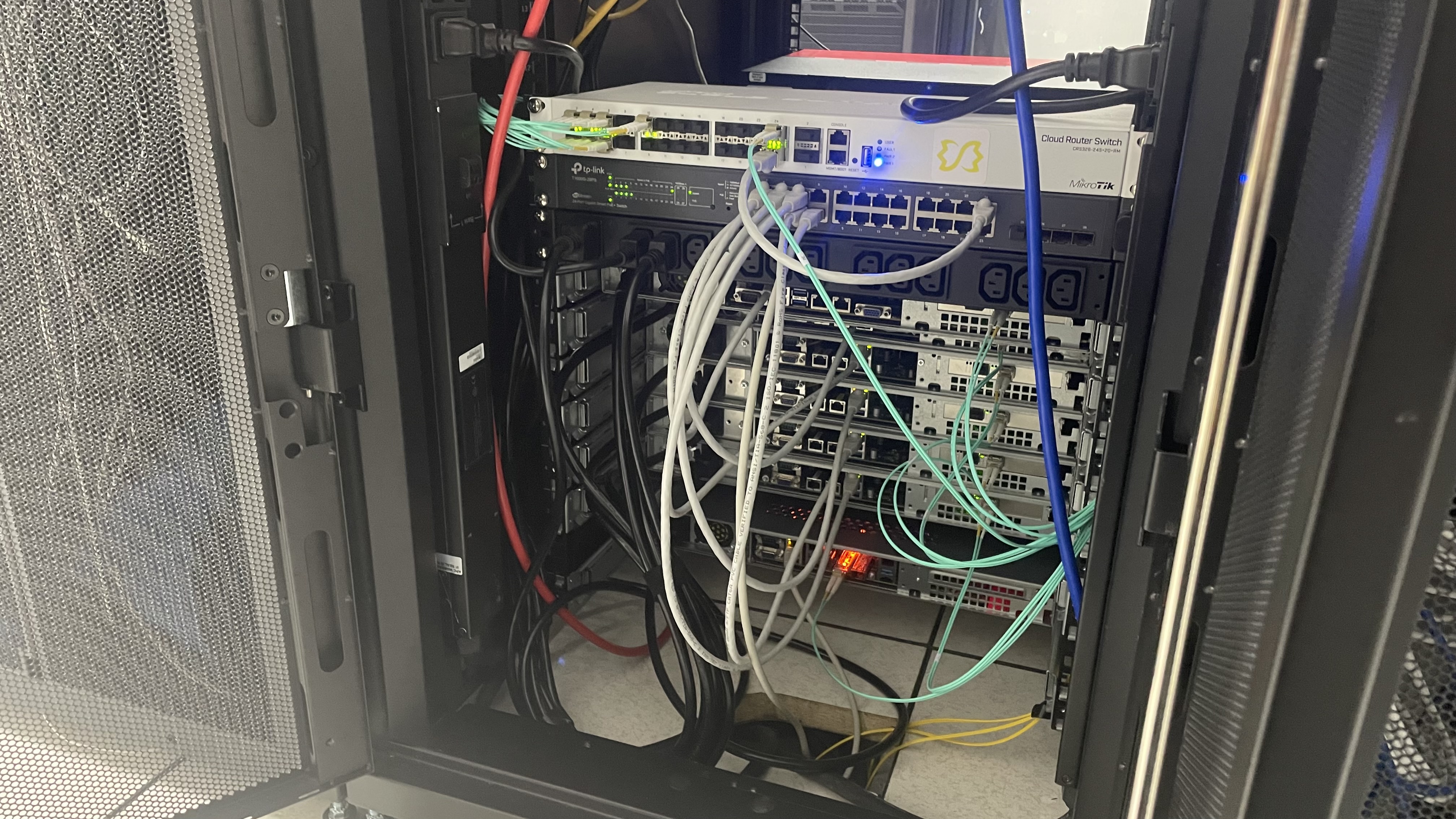 Vue arrière du rack datacenter