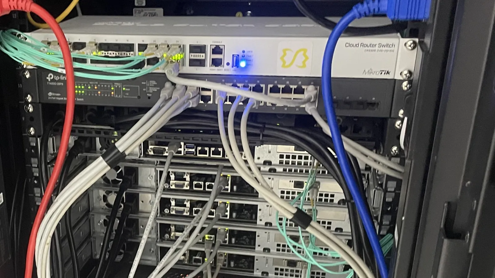 Switch MikroTik et câblage réseau à l'arrière d'une baie du groupe