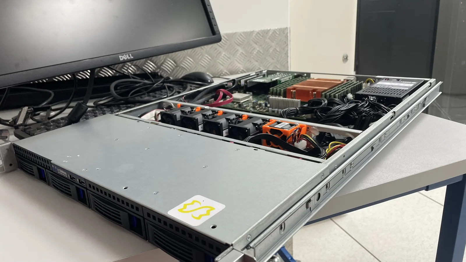 Serveur AMD EPYC du groupe ouvert sur l'établi