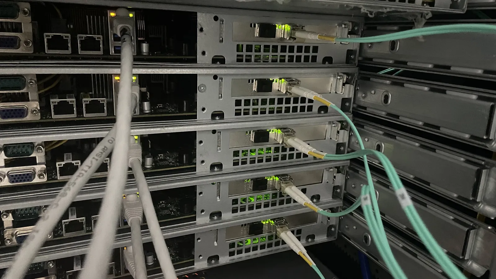 Arrière des serveurs du groupe, raccordés en fibre