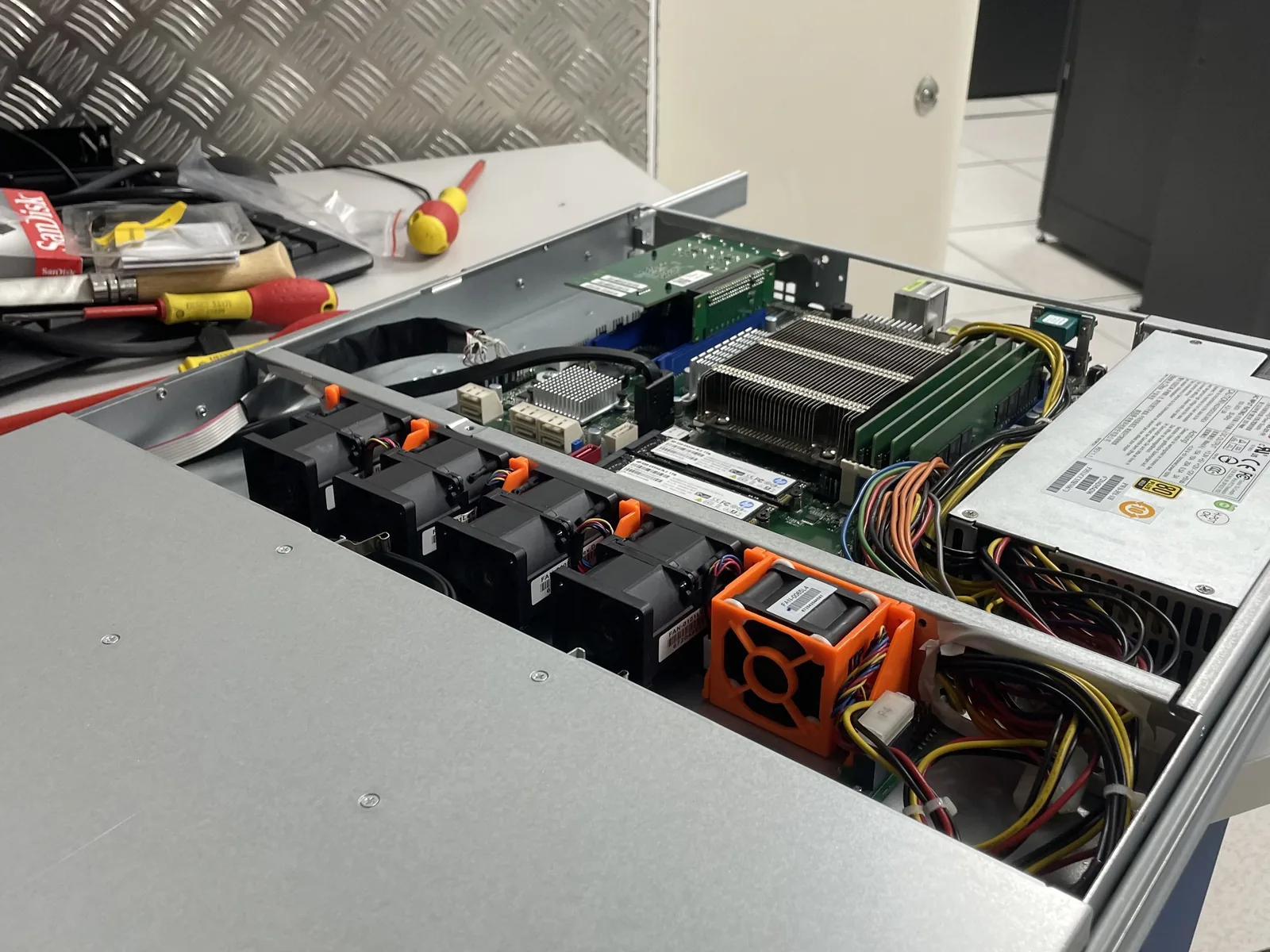 Serveur AMD Ryzen 9 5950X ouvert sur l'établi