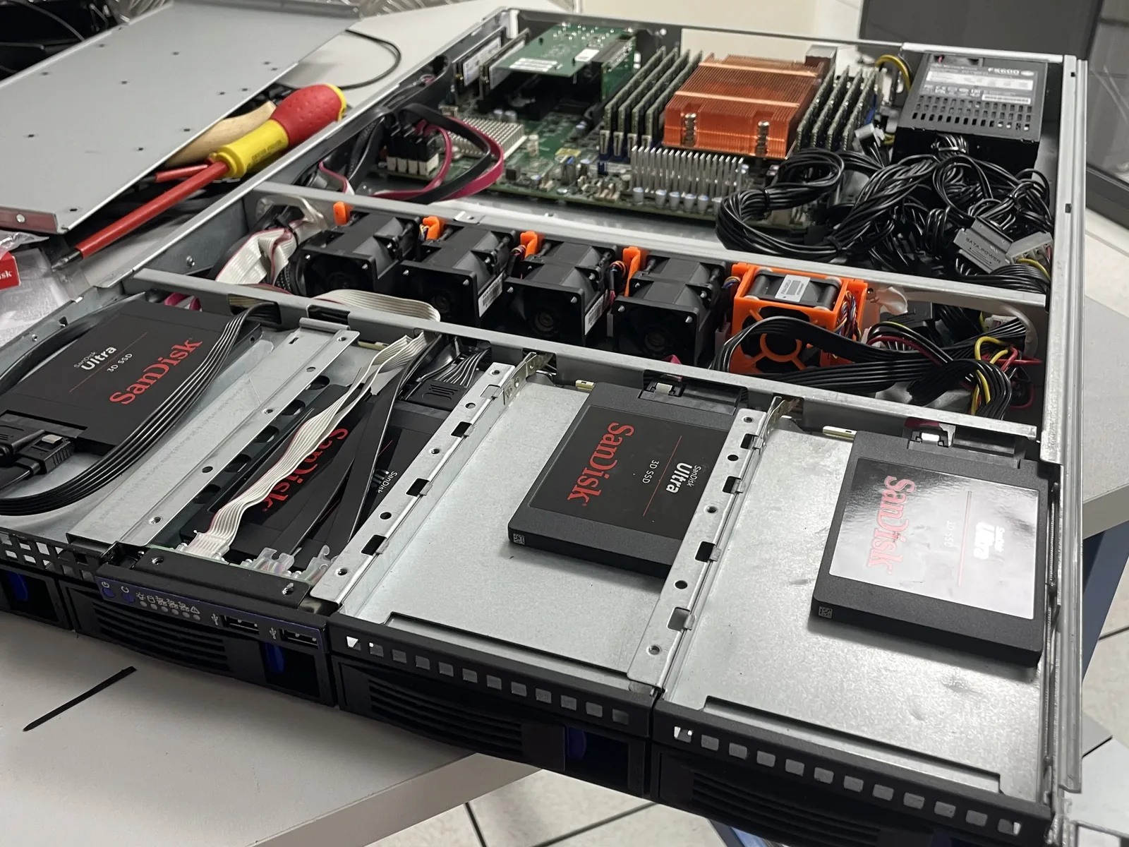 Serveur AMD EPYC en cours de montage dans l'atelier